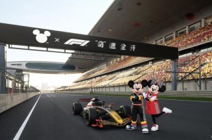 乐鱼体育登录入口-当米奇闯入F1：全新赛车主题形象上海首秀，唯一双IP城市这样“奇速联动”
